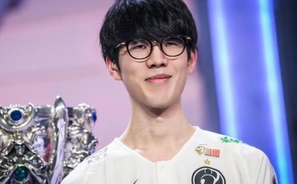 2022LPL夏季总决赛宣传照，369单挑wayward+晴天？